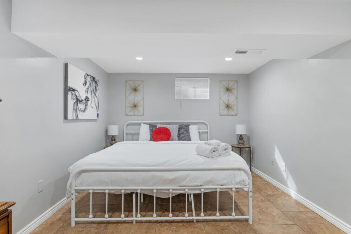 4 bedrooms, iron/ironing board, free WiFi, bed sheets