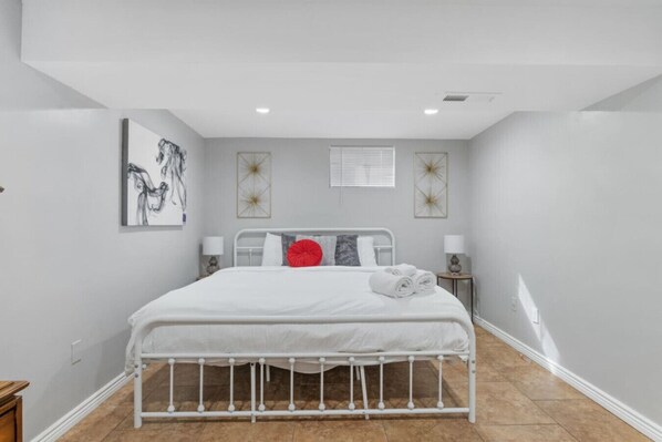 4 bedrooms, iron/ironing board, free WiFi, bed sheets