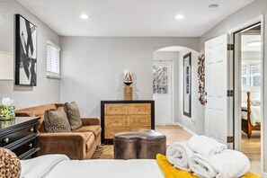4 bedrooms, iron/ironing board, free WiFi, bed sheets - The Gem of Lakewood! (Lakewood)