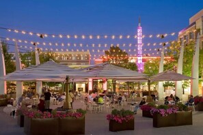 Outdoor dining - The Gem of Lakewood! (Lakewood)