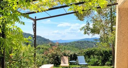 GĂTE VILLA FLORA Vue panoramique sur les Montagnes de Provence. jardin 7 km Lac.