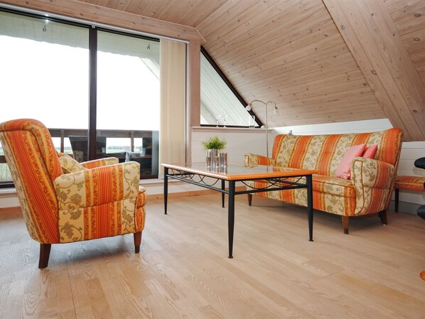 Televisión, reproductor de DVD y futbolito 