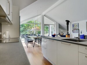 Jääkaappi, mikroaaltouuni, uuni, astianpesukone