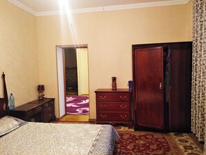 5 bedrooms, iron/ironing board, WiFi, bed sheets - 3 floor quite cottage wtih scenic view to mountains in Dushanbe (Dushanbe)