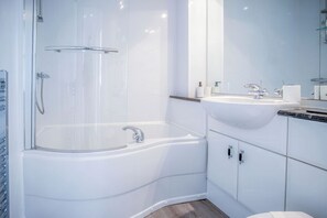 Combined shower/bathtub, towels - Beach View - 2 Bed Apartment - Llanelli (Llanelli)