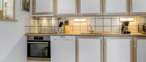 Fridge, microwave, dishwasher, cookware/dishes/utensils