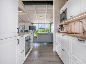 Køleskab, mikrobølgeovn, opvaskemaskine, køkkentøj/tallerkener/redskaber
