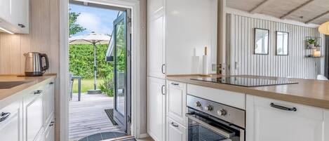 Fridge, microwave, dishwasher, cookware/dishes/utensils