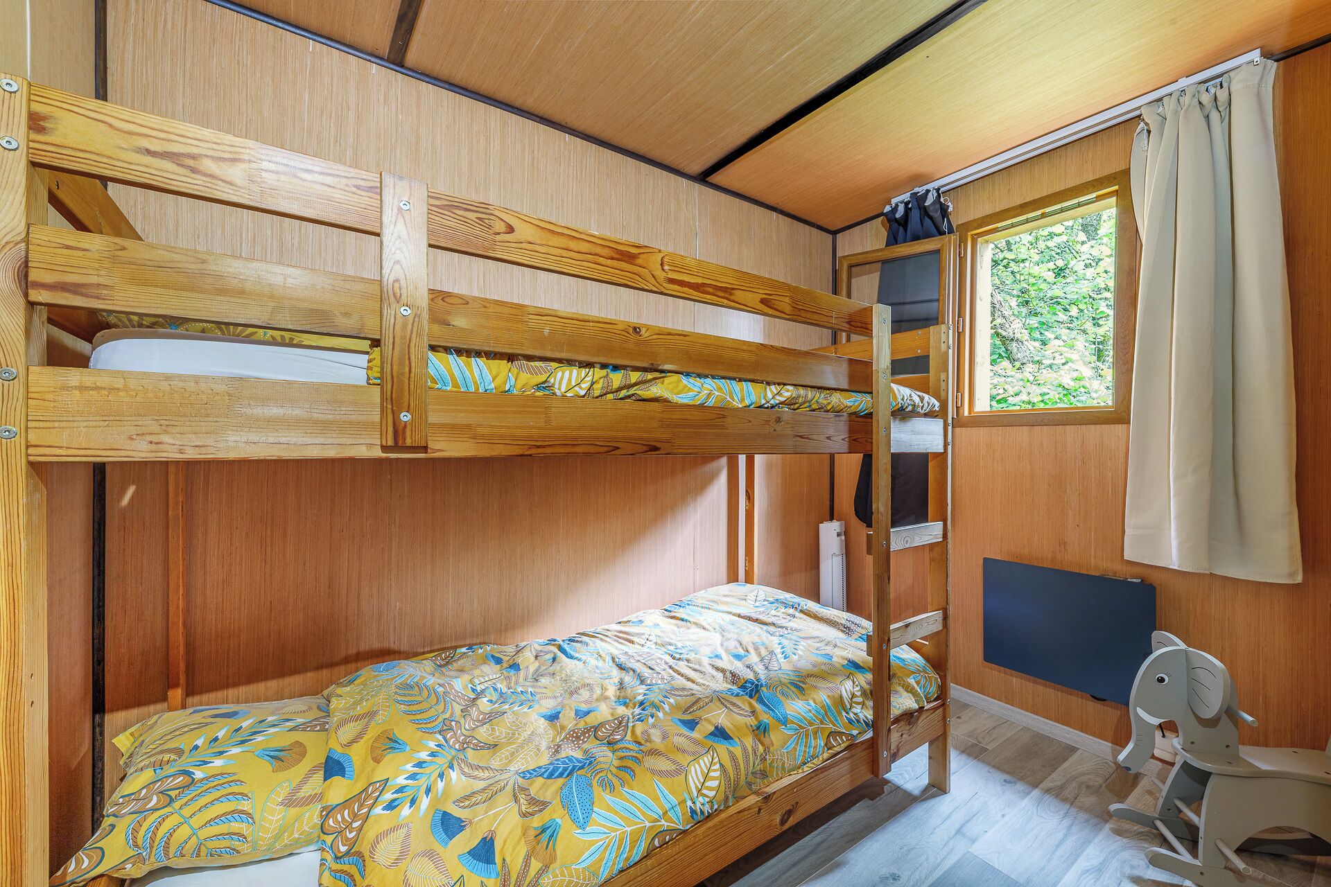 2 quartos, ferros/tábuas de passar roupa, roupa de cama