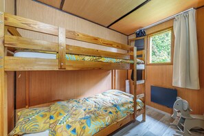 2 dormitorios, tabla de planchar con plancha, ropa de cama