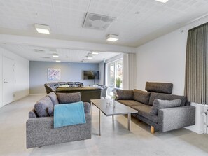 电视、桌上足球