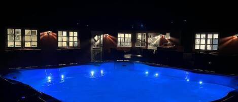 Tina de hidromasaje al aire libre