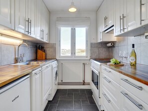 Jääkaappi, uuni, syöttötuoli, keittoastiat/astiat/ruokailuvälineet