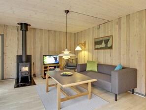 Een televisie en een open haard
