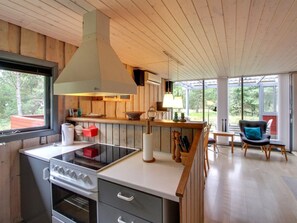 Køleskab, mikrobølgeovn, opvaskemaskine, køkkentøj/tallerkener/redskaber