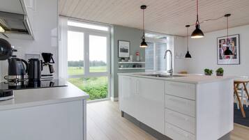 Køleskab, mikrobølgeovn, opvaskemaskine, køkkentøj/tallerkener/redskaber