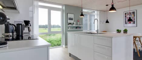 Fridge, microwave, dishwasher, cookware/dishes/utensils