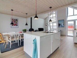 Køleskab, mikrobølgeovn, opvaskemaskine, køkkentøj/tallerkener/redskaber
