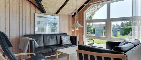 テレビ、暖炉、DVD プレーヤー