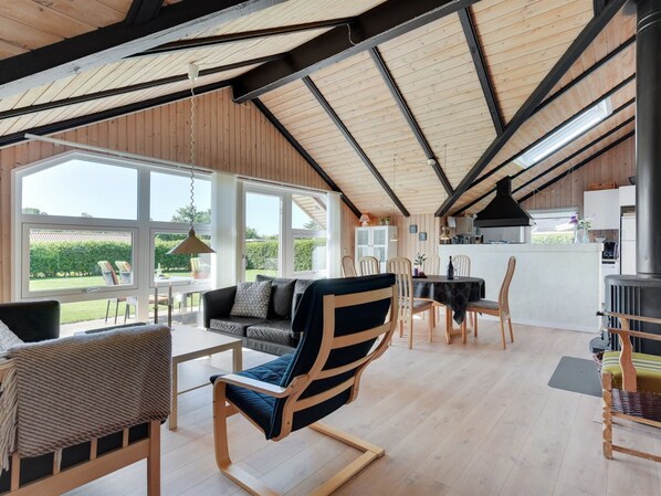 Tv, eldstad och dvd-spelare