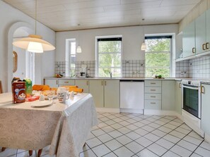 Refrigerador, lavavajillas y utensilios de cocina