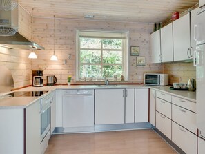 Een koelkast, een microgolfoven, een vaatwasser