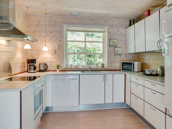 Kühlschrank, Mikrowelle, Geschirrspüler, Kochgeschirr/Geschirr/Besteck