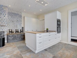 Fridge, microwave, dishwasher, cookware/dishes/utensils