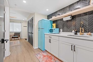 Frigorífico, microondas, placa de cocina y cafetera o tetera