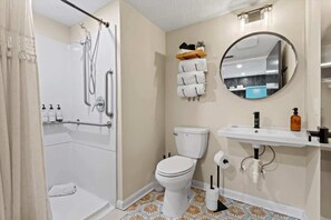 Ducha, secador de pelo, toallas, jabón