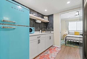 1 dormitorio, tabla de planchar con plancha, wifi y ropa de cama