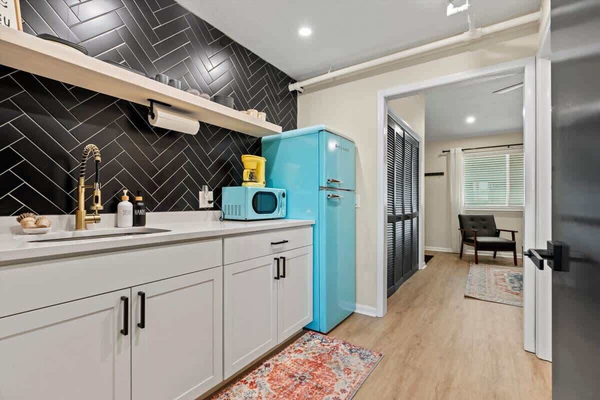 Kjøleskap, mikrobølgeovn, kokeplater og kaffetrakter/tekoker