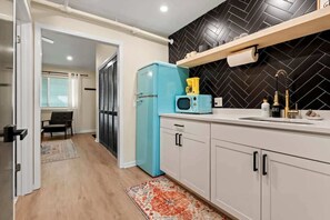 Frigorífico, microondas, placa de cocina y cafetera o tetera