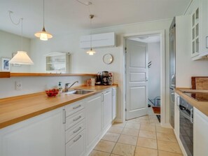 Køleskab, mikrobølgeovn, opvaskemaskine, køkkentøj/tallerkener/redskaber