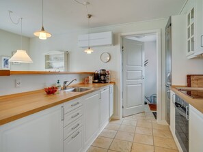 Kylskåp, mikrovågsugn, diskmaskin och barnstol