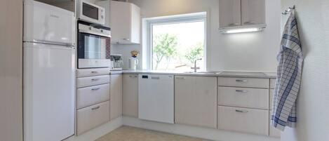 Refrigerador, microondas, lavavajillas, utensilios de cocina