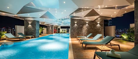 Inomhuspool med öppettider 10.00 till 20.00, och solstolar