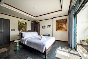 Signature Room with Balcony | 客房内保险箱、办公桌、笔记本电脑工作区、遮光窗帘