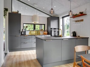 Een koelkast, een magnetron, een oven, een vaatwasser