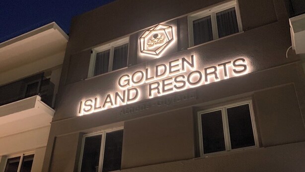 Ein Gebäude mit einem Schild, auf dem „Golden Island Resorts“ steht.