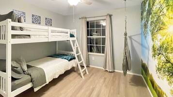 3 habitaciones, escritorio, tabla de planchar con plancha y wifi