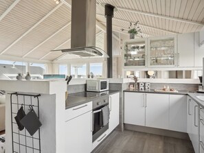 Kjøleskap, mikrobølgeovn, oppvaskmaskin og kjøkkenutstyr