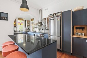 Fridge, microwave, oven, stovetop - Grand Edgecliff Manor, City Views & Parking (Edgecliff)