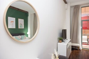 Tabla de planchar con plancha, wifi y ropa de cama 