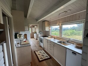 冷蔵庫、電子レンジ、食器洗い機、調理器具と食器