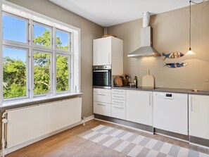 Fridge, oven, dishwasher, cookware/dishes/utensils