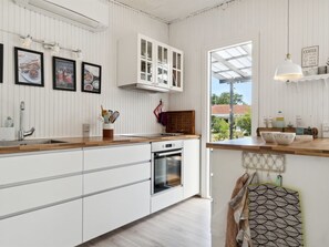 Kühlschrank, Mikrowelle, Geschirrspüler, Kochgeschirr/Geschirr/Besteck