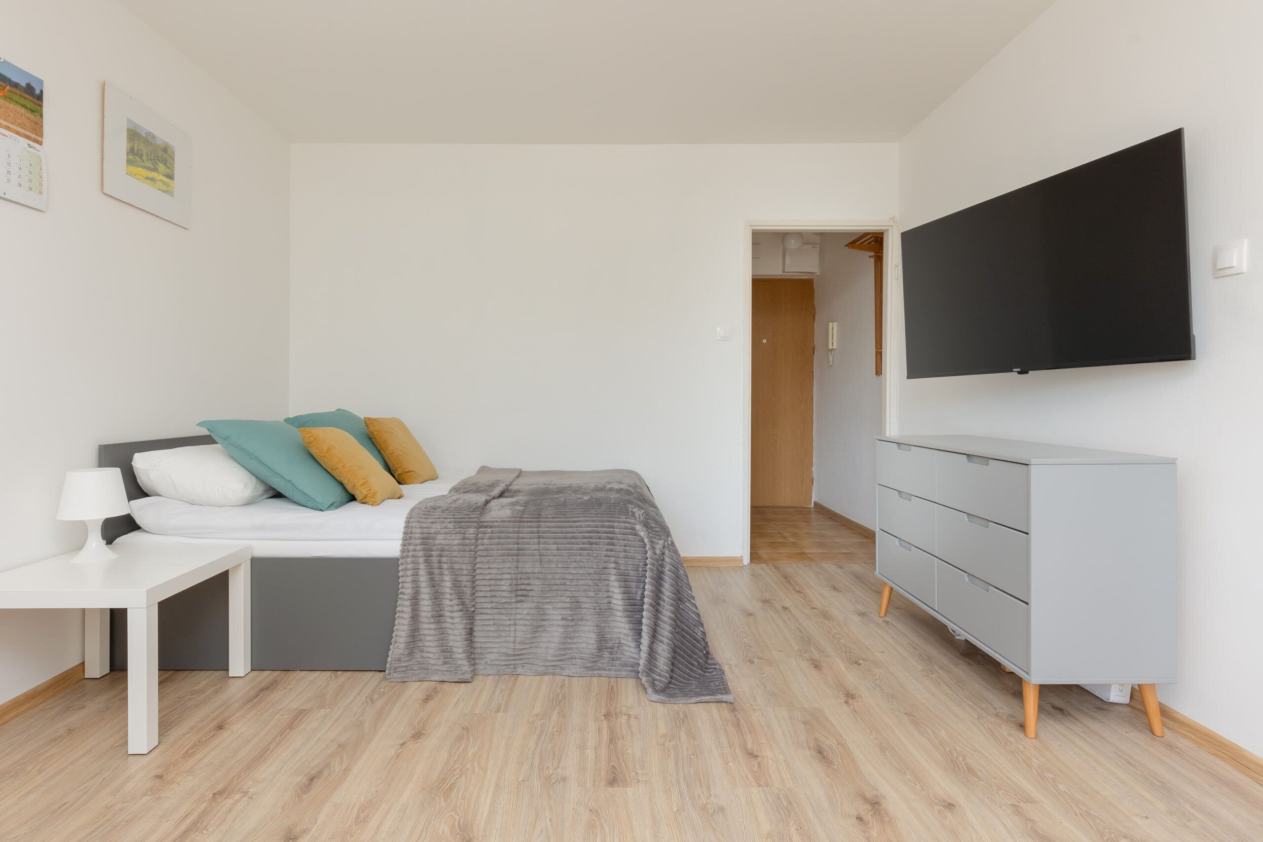 Iron/ironing board, WiFi, bed sheets