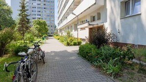 En gång som leder till ett bostadshus, med cyklar parkerade längs sidan.