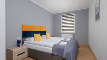 2 bedrooms, desk, iron/ironing board, WiFi